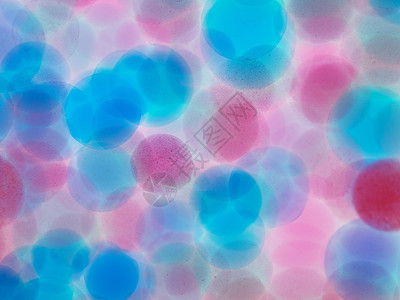 水中的微观粉色和蓝色球图片
