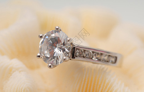 订婚戒指上的大圆形单颗钻石背景图片