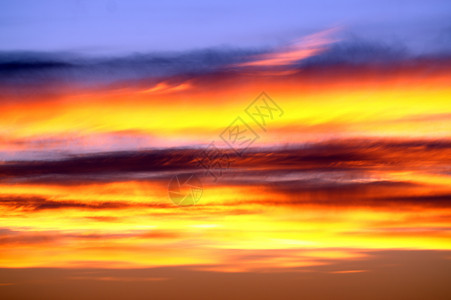 日出和日落时天空中的彩云图片