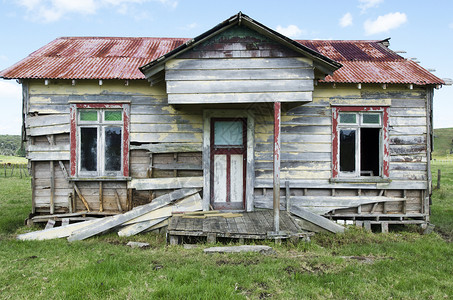废弃的旧木农舍图片