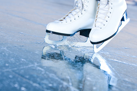 倾斜的蓝色版本带反射的溜冰鞋图片