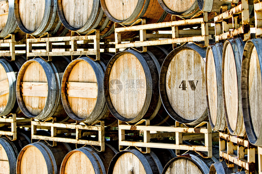 在加利福尼亚葡萄酒厂发酵的含有葡萄酒的旧橡木桶图片