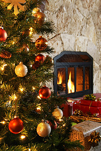 壁炉旁的圣诞树和礼物图片