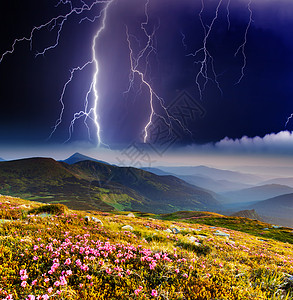 山地上的雷暴与闪电图片