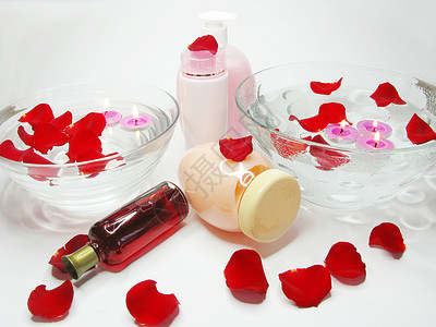 在玫瑰花瓣间用丝毛面遮罩头发面具香皂蜡图片