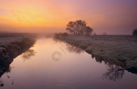 与河的美好的早晨风景图片