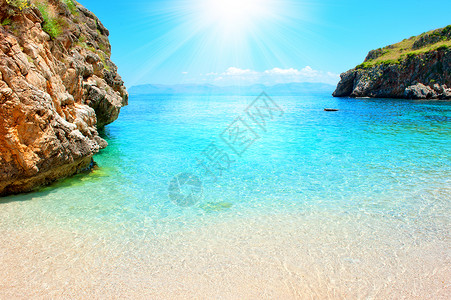 有水晶海的晴朗的热带海滩图片