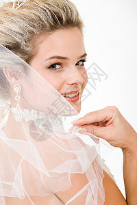 美满的新娘摸着面纱微笑地看图片