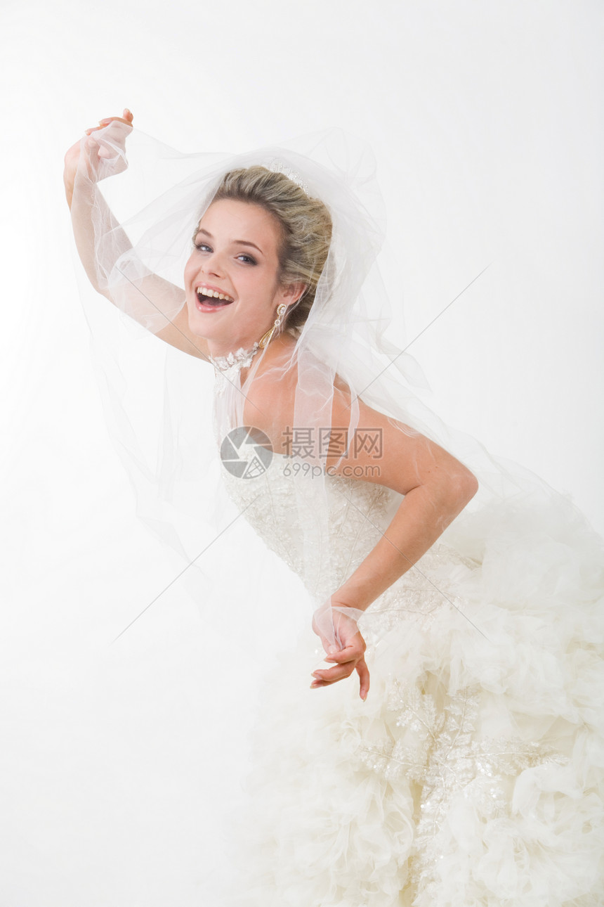 欢乐新娘从面纱上露出笑图片