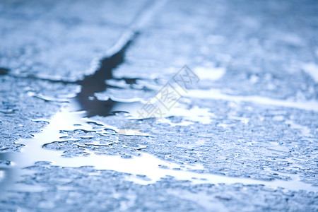 秋季雨后蓝色湿水道路图片