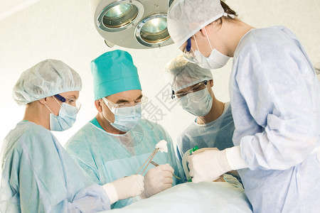 若干外科医生在病人工作期间在其手术台上为患者提供手术桌图片