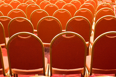会议室大厅几排红臂椅背景图片