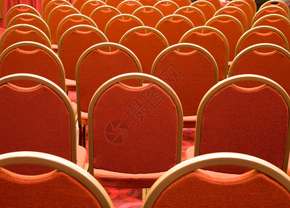 会议厅几排红色扶手椅后视图图片