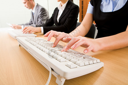 女在办公室的计算机键盘上手按键图片