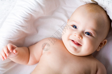 可爱的男婴在摇篮里玩得开心图片