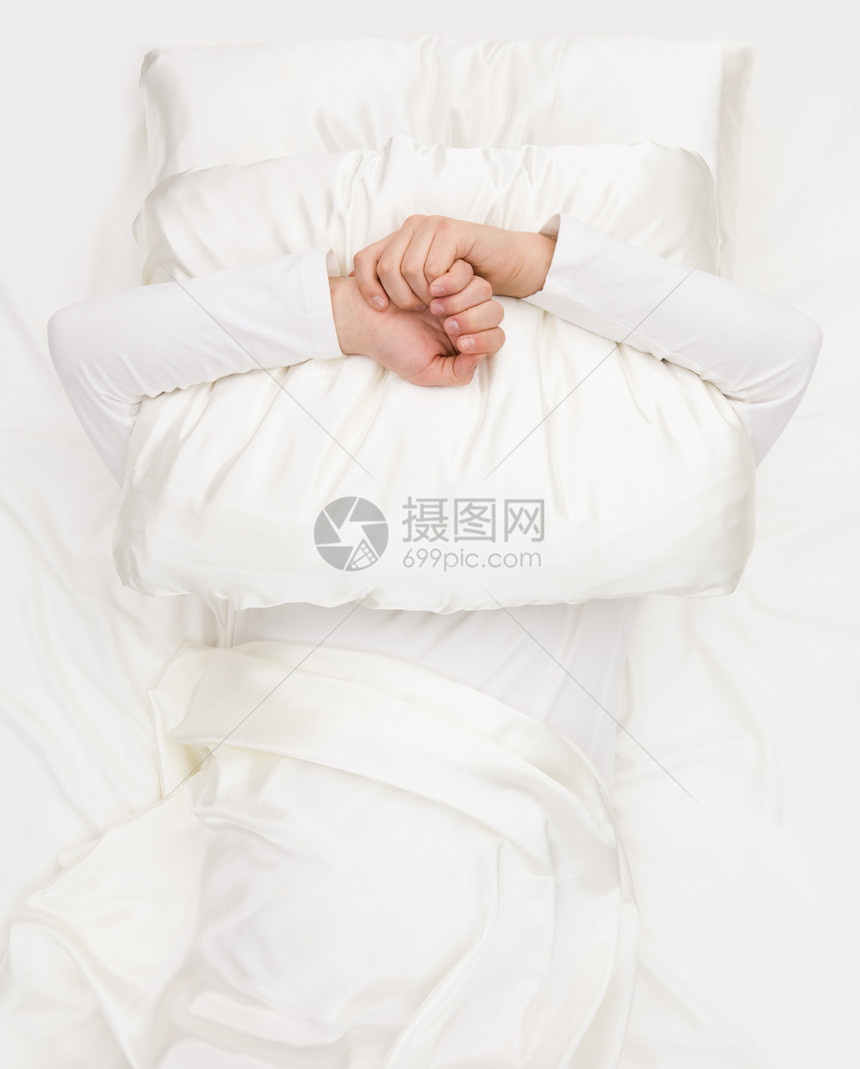 男双手抱枕并用枕头捂住脸的形象图片