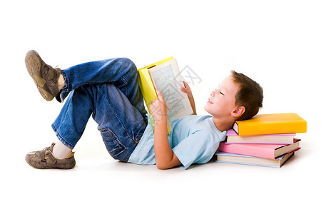 男孩头部躺在书本堆积如山的书上并图片
