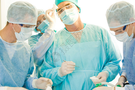 一组外科医生在诊所为病图片