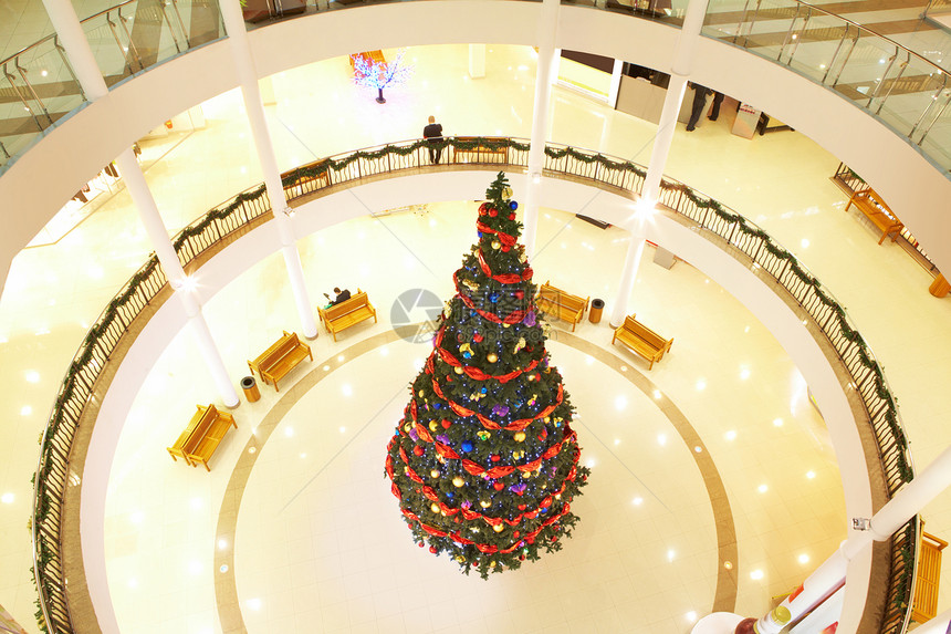 商场一楼装饰圣诞树图片图片