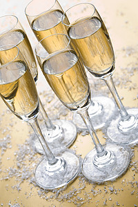节日餐桌上香槟长笛的特写图片