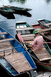 越南传统船夫在等待顾客的划船图片