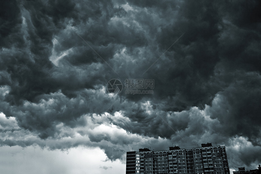 美丽的暴雨天空有云雾图片