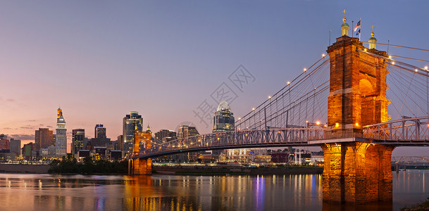 Cincinnati和JohnARoebling悬崖桥在图片