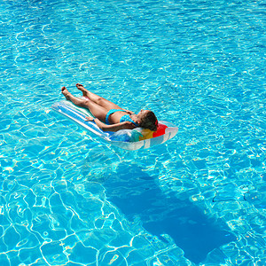 度假村游泳池的女孩背景图片