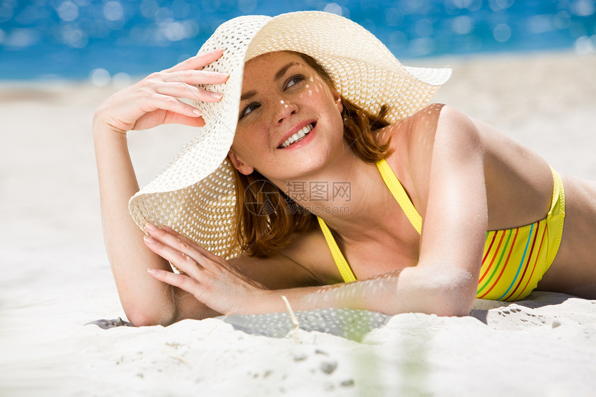 平和的女躺在海边向上看的形象图片