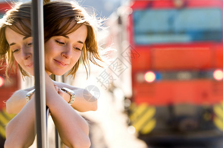 照片中美丽的乘客在火车窗图片