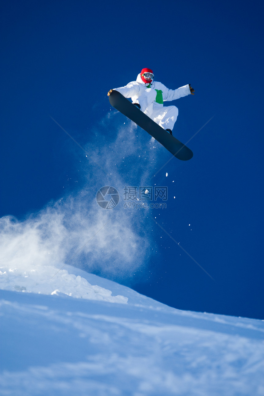 勇敢员在雪板上跳图片