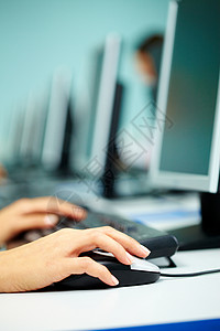 在工作环境中在键盘上打字时鼠用女手图片