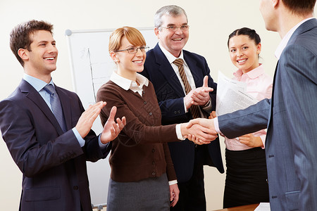 成功商业伙伴握手后在近处鼓掌声的大力图片