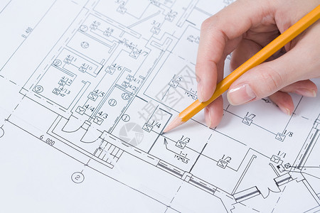 用铅笔在蓝图和建筑项目草图的蓝图上用铅笔图片