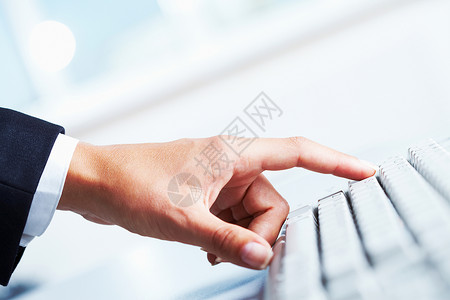 在白色计算机键盘按钮上关闭女擦黑器图片