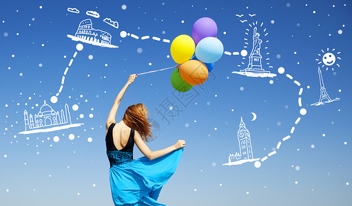 有彩色气球的女孩在蓝天空背景做图片