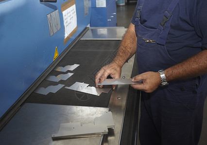 工业厂生产中的激光切割机图片