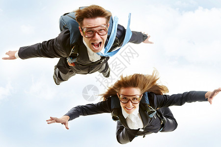 年轻商业伙伴背着降落伞飞行的概念形象高清图片