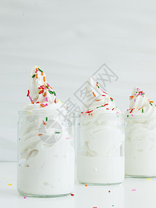 白色背景玻璃中的冷冻软酸奶图片