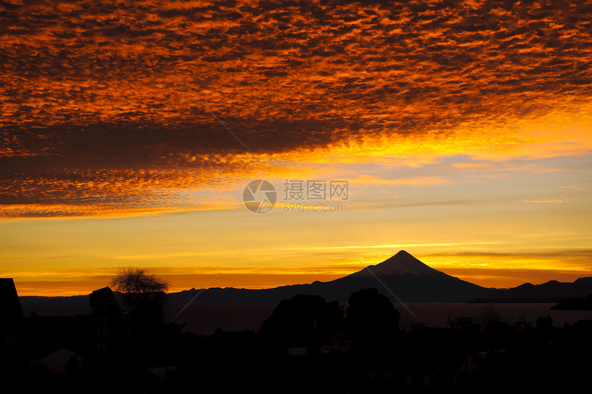 日出时美丽的云彩背景是奥索尔诺火山图片