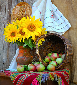 向日葵花瓶和苹果篮子图片