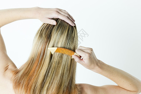 女人梳理长发的细节背景图片