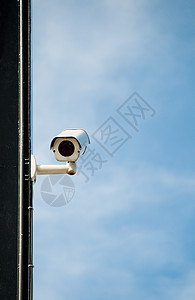 在城市街道的建筑墙上安装现代安全摄像机图片