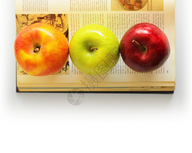 三个不同的苹果在一背景图片