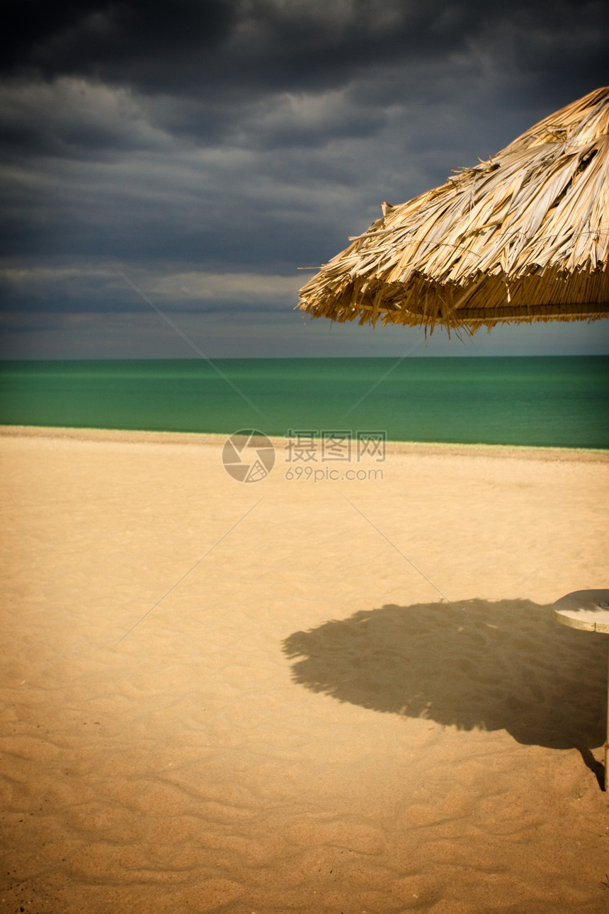 南海滩的稻草阳伞图片