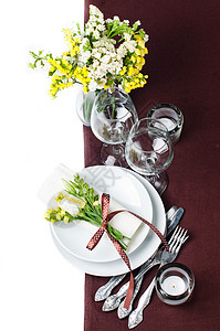 配有棕色和黄色鲜花的节日餐背景图片
