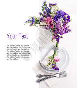 节日餐桌布置和五颜六色的鲜花装饰图片