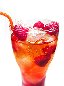 覆盆子柠檬和冰的红色水果宾治鸡尾酒饮料图片