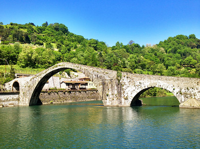 加法斯卢卡的魔鬼桥背景