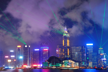 香港的天际夜里有光束在海图片